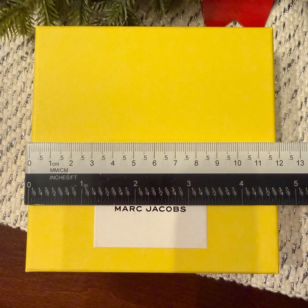 💛 MED Marc Jacobs gift box. 4.75 x 4.75 x 1.75 in. Iconic yellow, Authentic, new